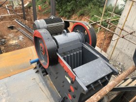 將石頭制成砂子與石子，必不可少的就是破碎機