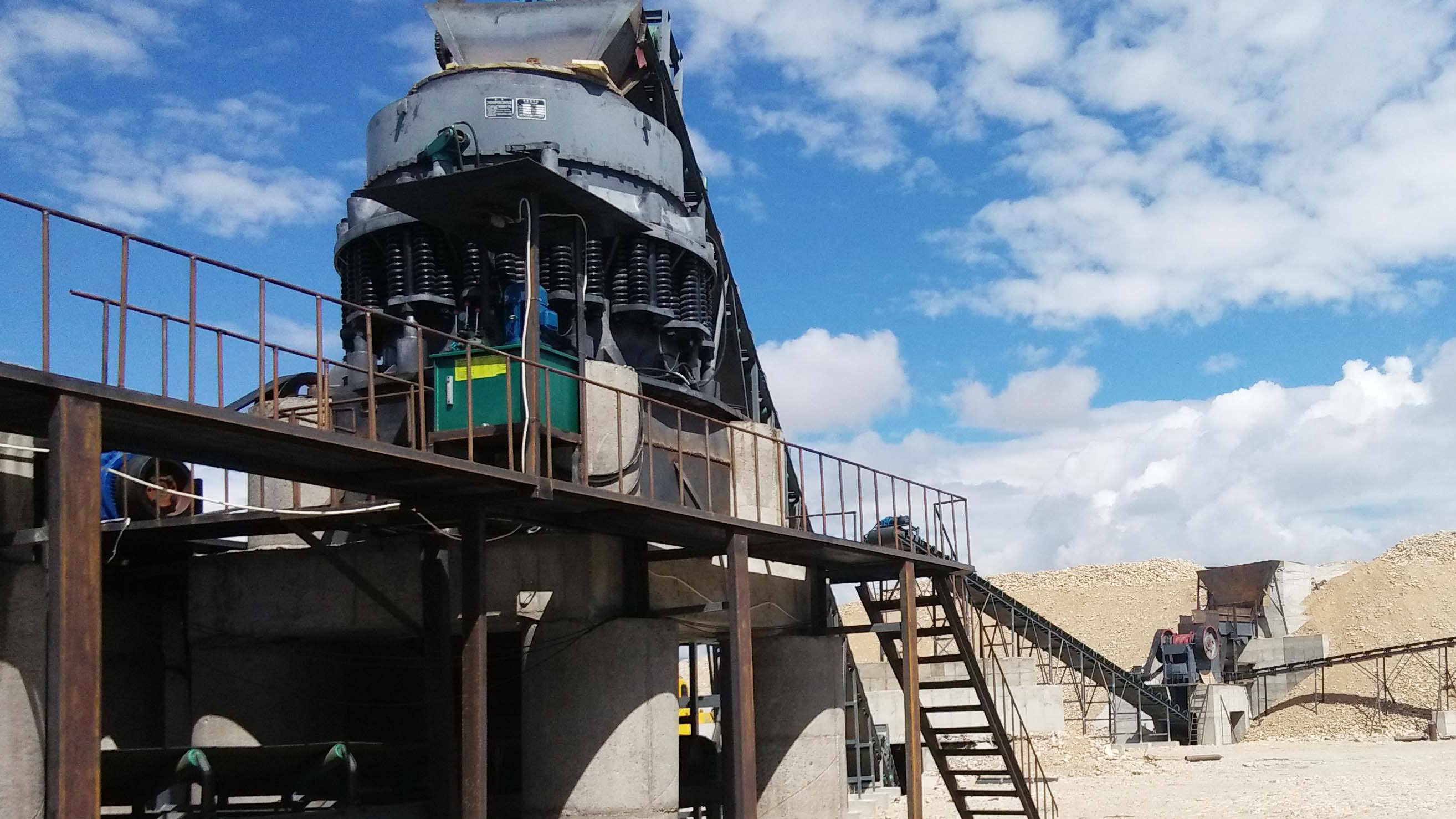 破碎機的入料粒度大小會對設(shè)備有哪些影響？