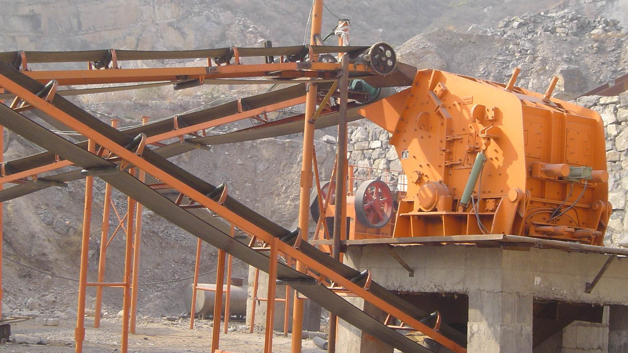 破碎機的入料粒度大小會對設(shè)備有哪些影響？